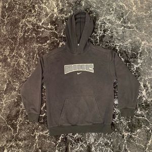 Grey tag nike middle swoosh